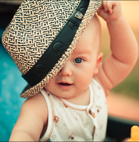 bébé avec chapeau